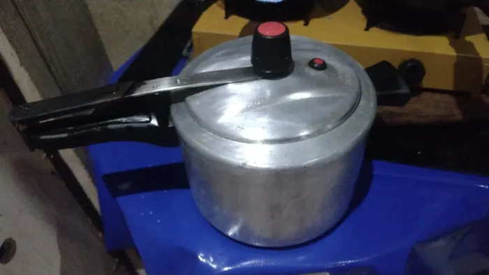 Vendo uma panela de pressão