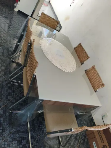 vende uma mesa de jantar 6 cadeiras