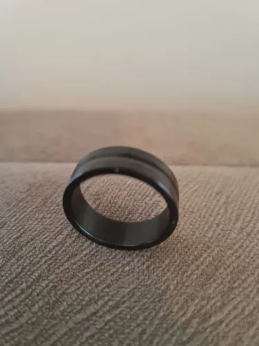 Anel Aliança Masculino Todo Preto com Friso Central (estilo all black).