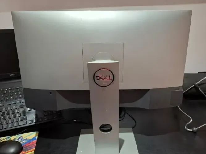 Monitor Dell U2419H com defeito