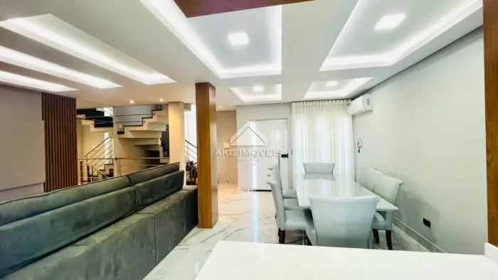 AKG IMÓVEIS VENDE SOBRADO QUADRIPLEX DE ALTO PADRÃO NO PINHEIRINHO