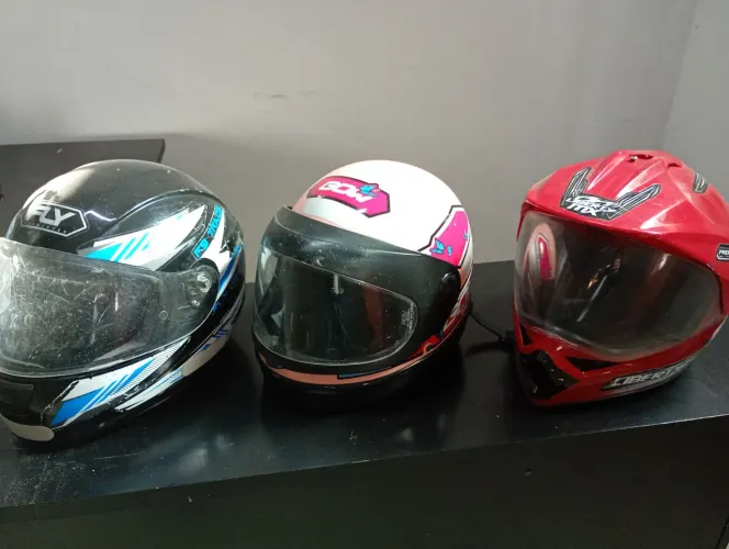 Vendo três capacetes em ótimo estado por R$150,00 os três.