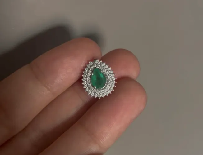 PINGENTE CLÁSSICOS EM OURO BRANCO 18K COM ESMERALDA E DIAMANTES, 16MM