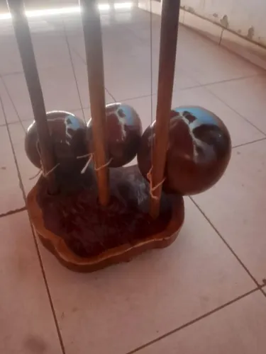 Suporte com trio de berimbal