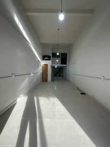 Loja com mezanino, reformada em avendia principal bairro Praia das Gaivotas