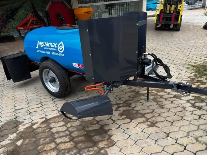 Pulverizador 1000 litros equipado com bomba 75 e motor hidráulico, e duas barras de herbic