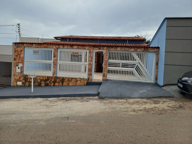 Alugo Casa bem Localiada, proxima Av. Universitaria, 3 Guartos, 3 Banheiros, Garagem 2 Car