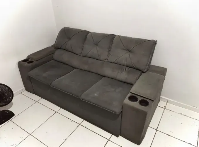 Sofá Retrátil Reclinável 3 Lugares Suede Cinza com Porta-Copos