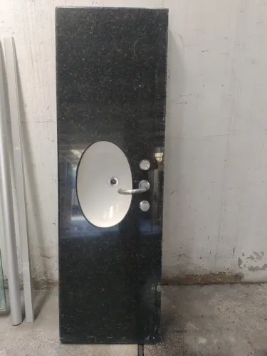 Bancada de granito verde ubatuba com cuba de embutir oval.