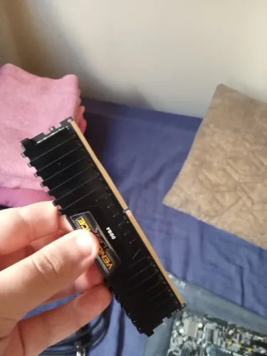 Memória Corsair Vengeance 8GB 2400MHz DDR4
