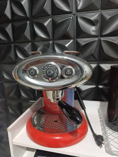 Máquina de café Francis Francis 7.1 com cápsulas iperespresso vermelho 220V