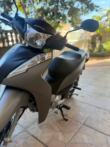HONDA BIZ 125 23/2024 CINZA FOSCO EM ESTADO DE NOVA