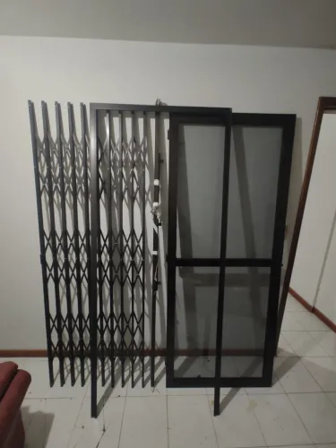 Porta e Grade Pantográfica em alumínio anodizado na cor preta.