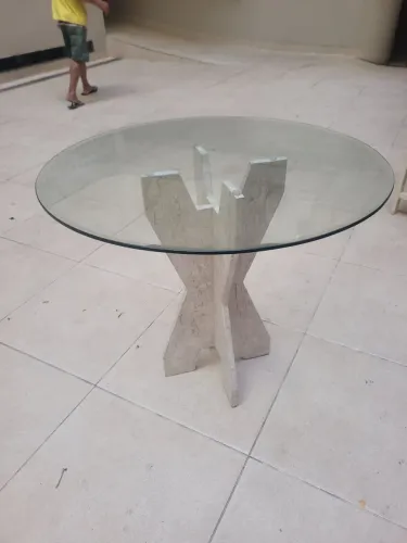 Mesa decorativa em mármore/pedra com tampo de vidro redondo.
