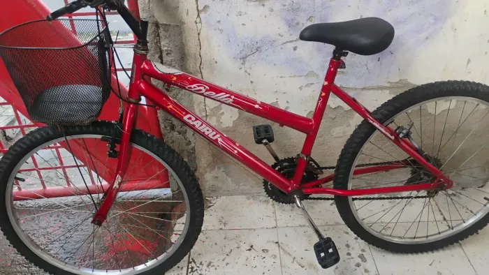 Bike de mulher cor vermelha pintura original valor 400 George Américo 