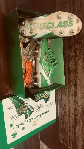 Chuteira profissional umbro adamand