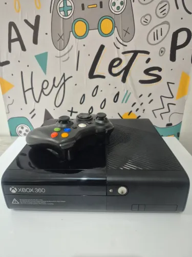 Xbox 360 super slim lacrado c/ 135 jogos
