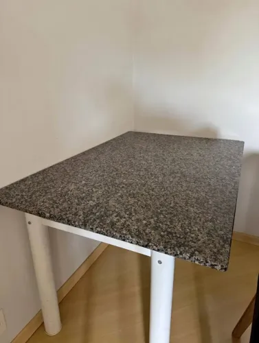 Mesa em granito 1,50m x 0,80m com 6 cadeiras.