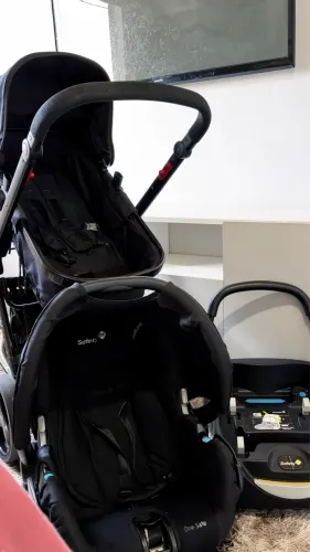 Carrinho de bebê com bebê conforto