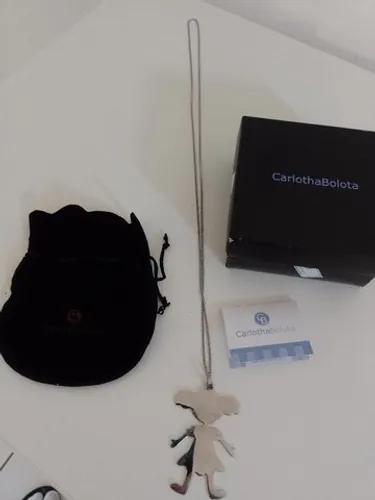 Corrente em aço, com pingente de menina - CarlothaBolota