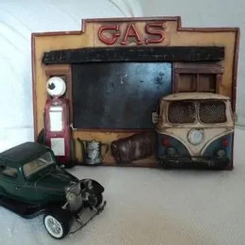 Porta Retrato de Mesa caracterizando Kombi em ambiente de Oficina e Carro Antigo.