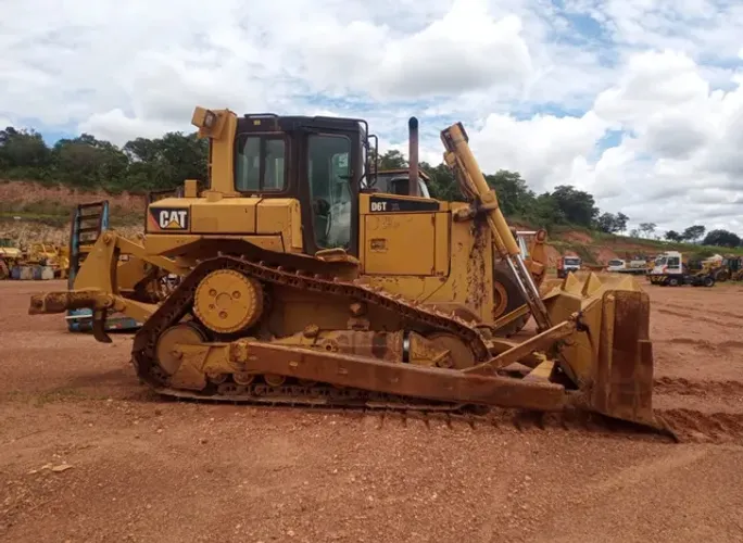 Trator de Esteira Caterpillar D6T XL ano 2018 com 8450 horas, em MG