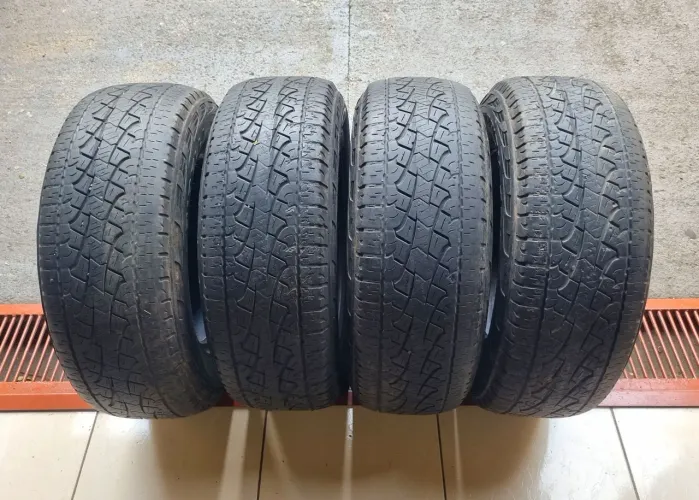 Jogo de pneus aro 17 265/65 Pirelli Scorpion (800,00 leva os 04)