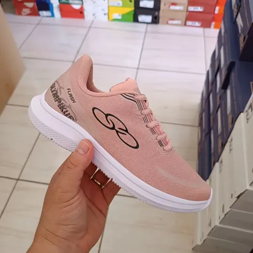 Tênis feminino , disponível na numeração 35.