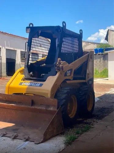 Minicarregadeira Caterpillar 226B ano 2011 com motor novo, em SP