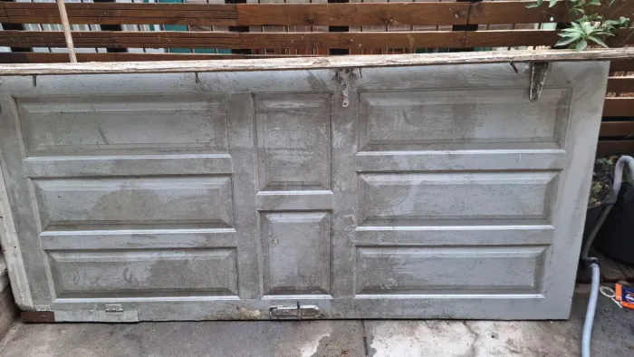 Porta de Madeira Antiga com Detalhes