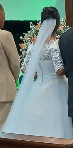 Vestido de casamento estilo princesa completo com saiote e véu de 3 metros. *.