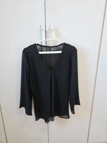 Camisa preta com manga 7/8 em crepe de seda transparente que quase não amassa