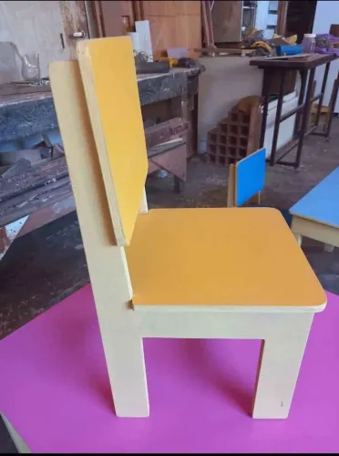 Mesa e cadeira infantil de madeira