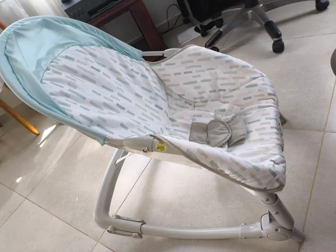 Cadeira de bebê toca música e vibração para dormir.
