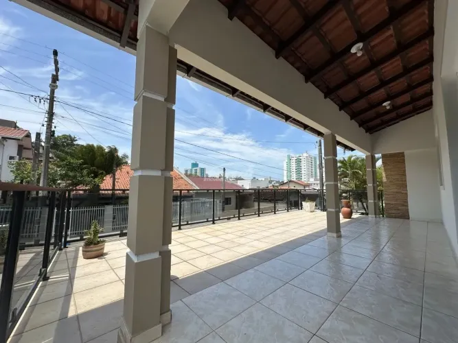 Casa disponível para locação no bairro Centro, em Barra Velha/SC. (Cód. 22479)