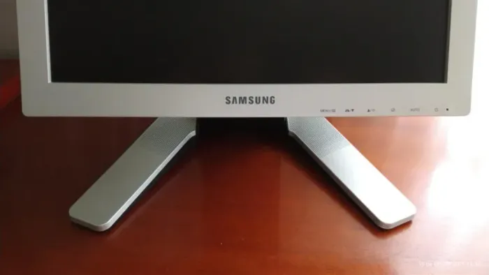 Monitor Samsung SyncMaster 17" (usado em estado de novo)