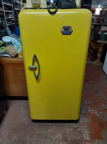 Geladeira antiga century amarela (não funciona)