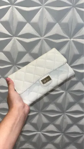 Bolsa de mão branca com detalhes em matelassê