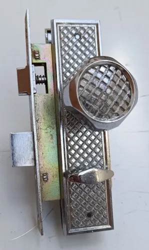 Antiga fechadura PADO para lavabo