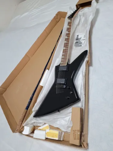 Raridade, guitarra Aria Pro II ZZ Series, mod. Explorer, Preta, NOVA (na caixa com manual)