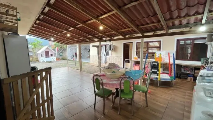 Encantadora Casa com Edícula, Placas Solares e Amplo Terreno no Passa Vinte