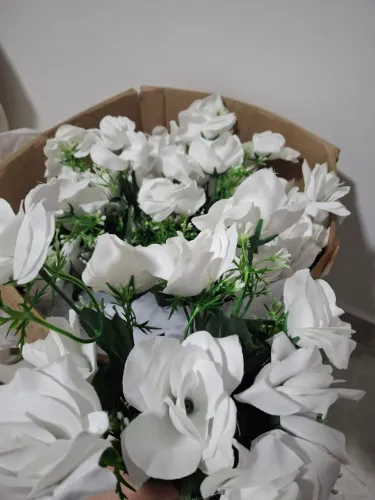Rosas brancas artificiais