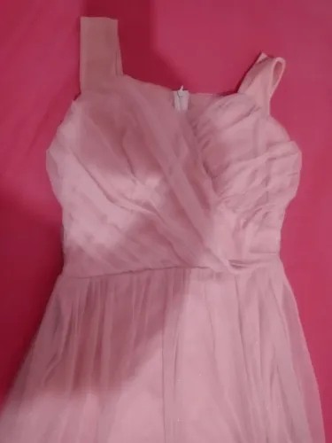 Vestido de festa rosa com detalhes em tule