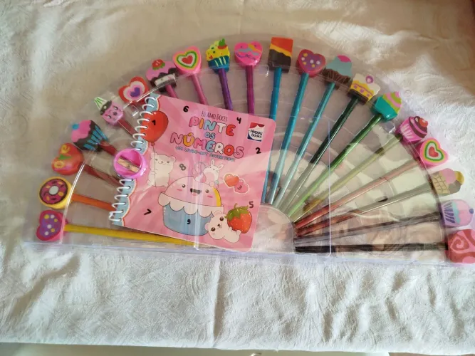 Conjunto livros lápis coloridos borracha para colorir. Papelaria desenho diversao