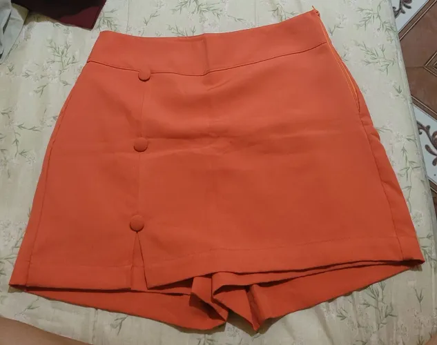 Short saia laranja tamanho 42