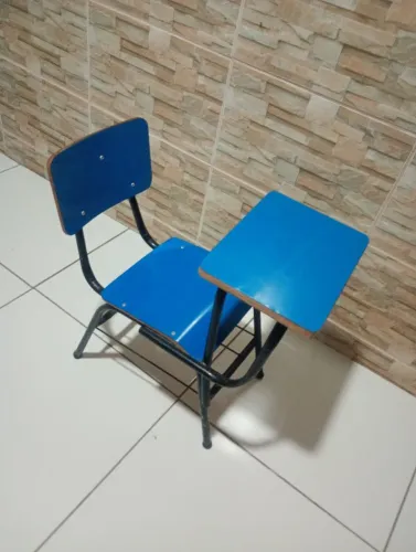 Cadeira universitária infantil 