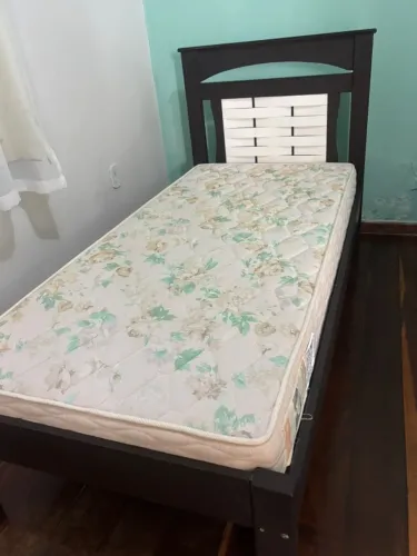 Vendo cama de solteiro madeira maciça e colchão