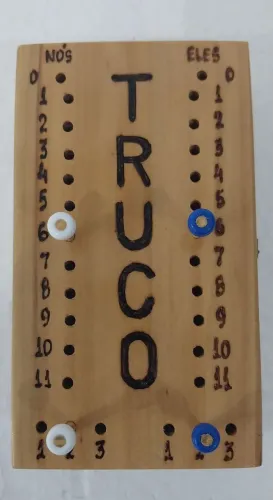 Marcador de jogo truco de madeira.