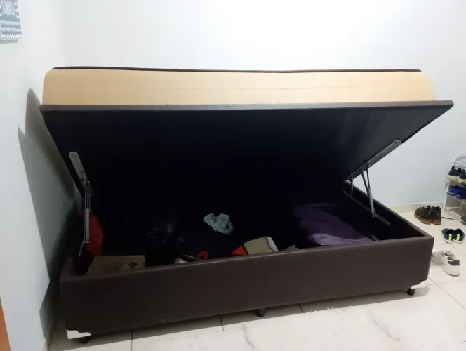 Cama box com baú.