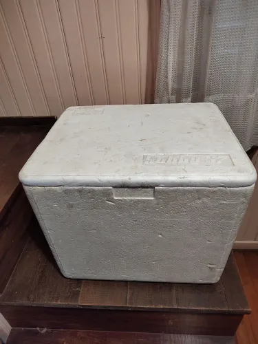 Caixa Térmica Antiga - Ideal para Camping e Lazer